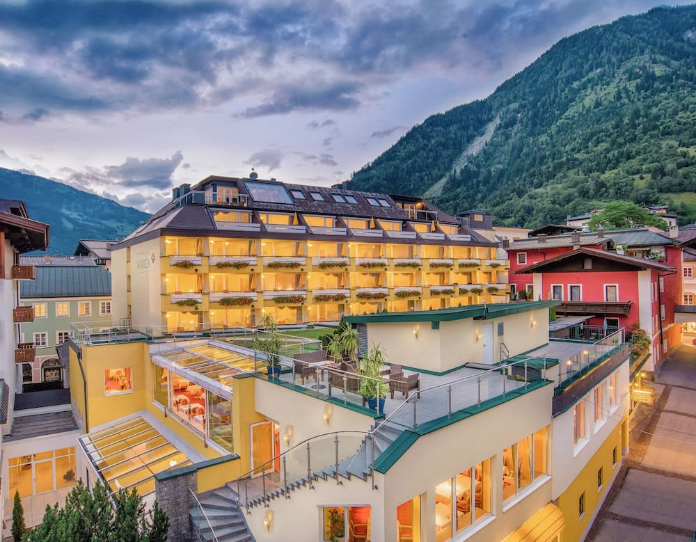Hotel Norica - Thermenhotels Gastein mit dem Bademantel direkt in die Therme 1