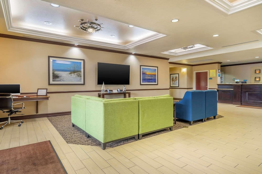 Comfort Inn & Suites Northeast - Gateway 2
