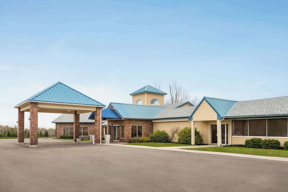 Days Inn & Suites by Wyndham Moncton 1