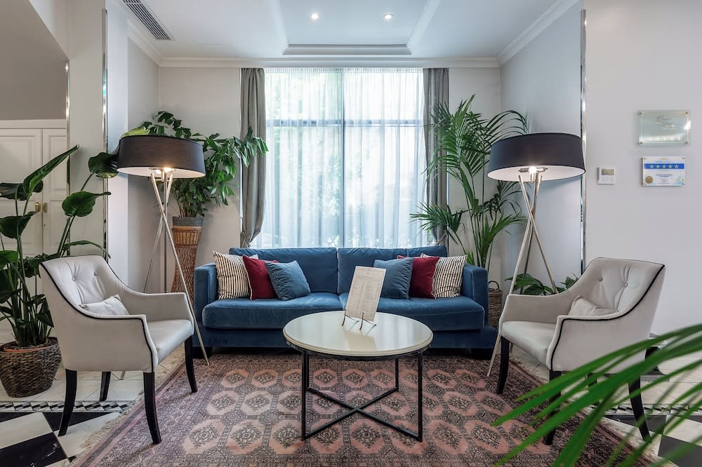 Queen's Court Hotel & Residence 4