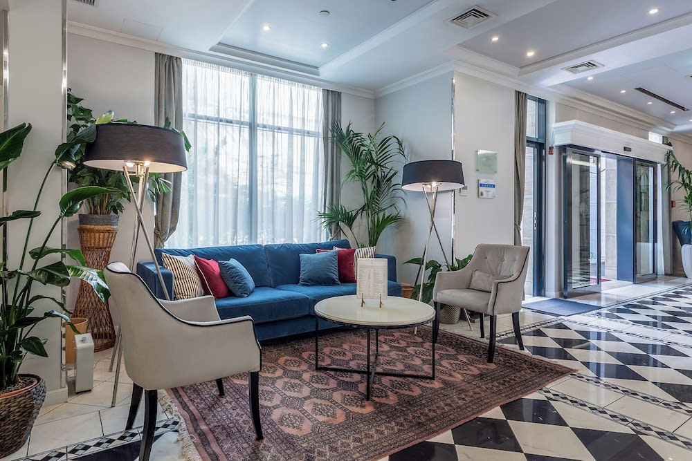 Queen's Court Hotel & Residence 3