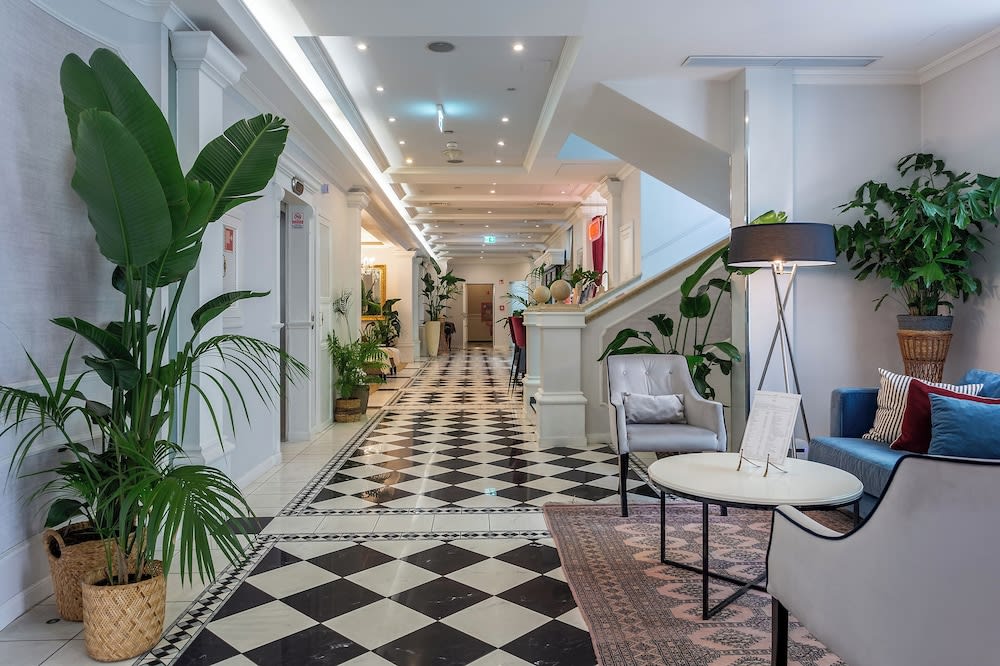 Queen's Court Hotel & Residence 2