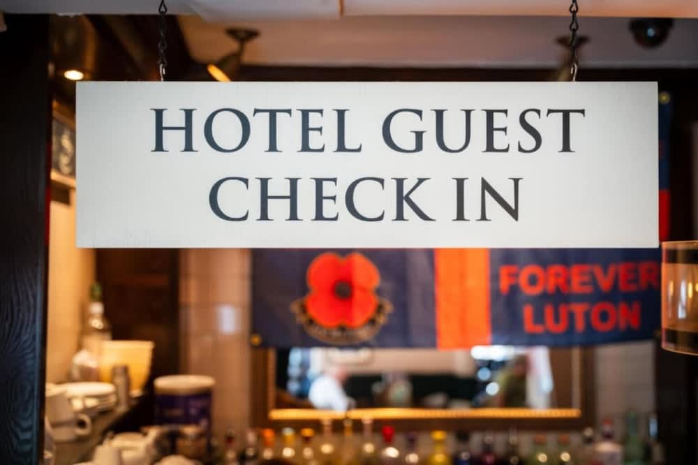 OYO The Red Lion Hotel 2