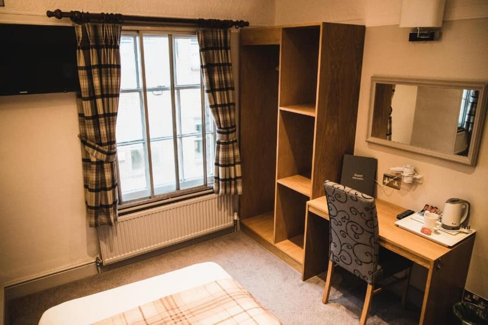 OYO The Red Lion Hotel 4