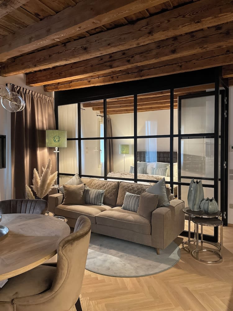 Elegance Room 1