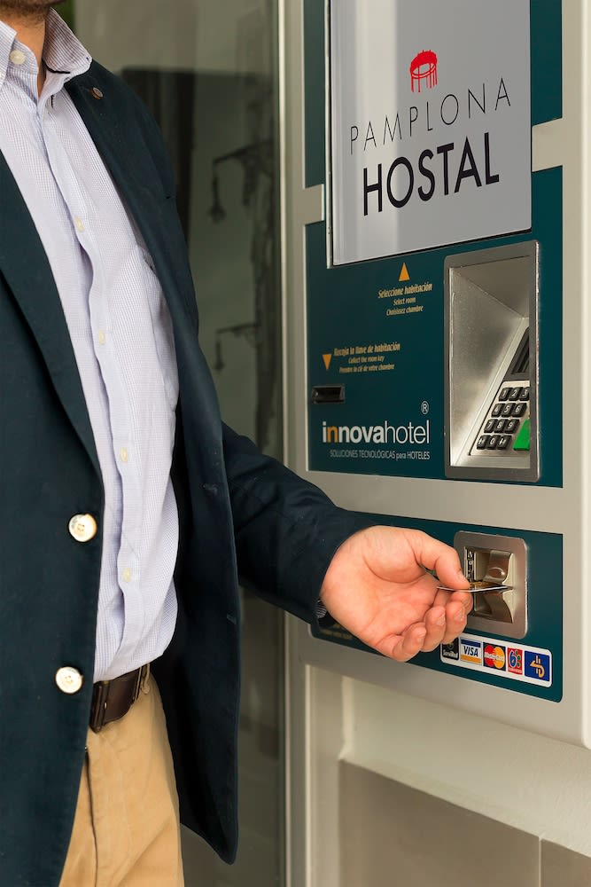 IRAIPE Pamplona Hostal Auto Check-in 3