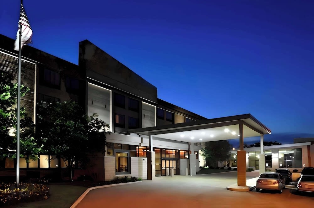 Comfort Suites Milwaukee West 1