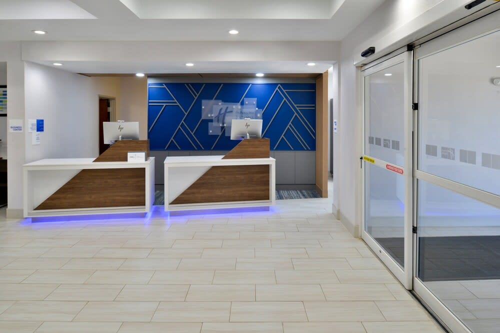 Holiday Inn Express & Suites CARTHAGE by IHG 2