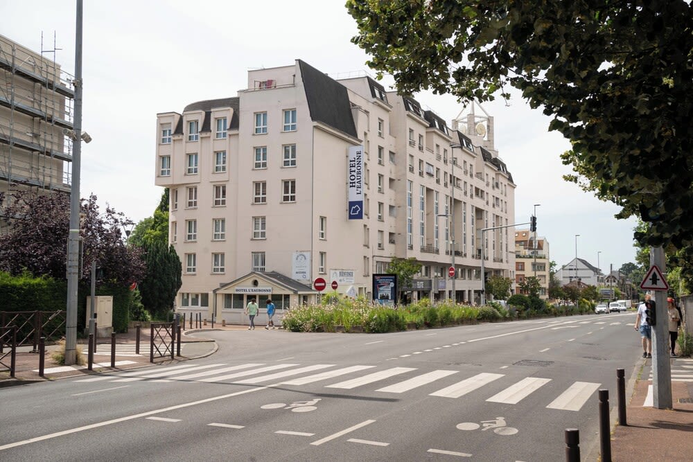 HOTEL l'EAUBONNE 1
