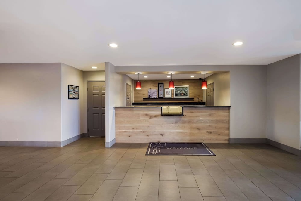 Country Inn & Suites by Radisson, Marion, IL 2