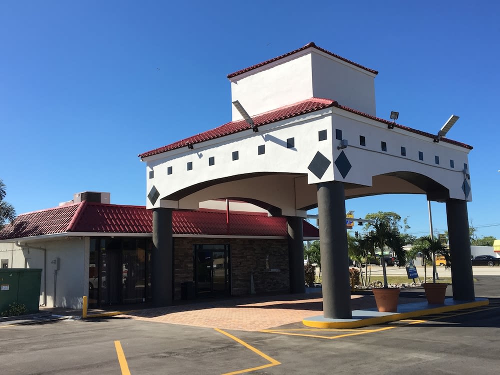 Days Inn by Wyndham Fort Myers 1