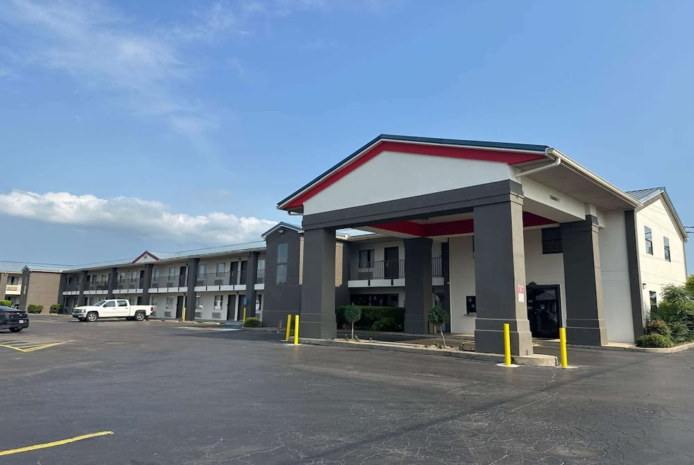 Super 8 by Wyndham Monroe 1