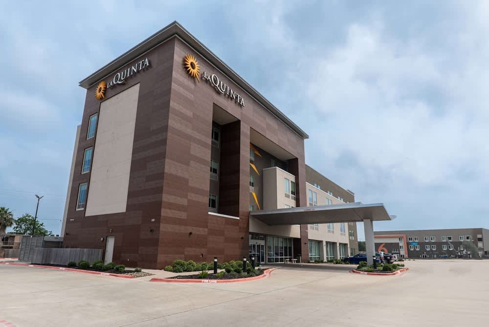 La Quinta Inn & Suites by Wyndham Corpus Christi Southeast 1