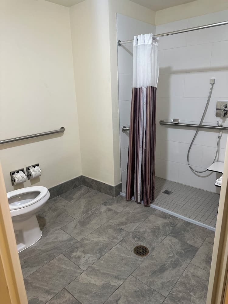 La Quinta Inn & Suites by Wyndham Sawgrass 5