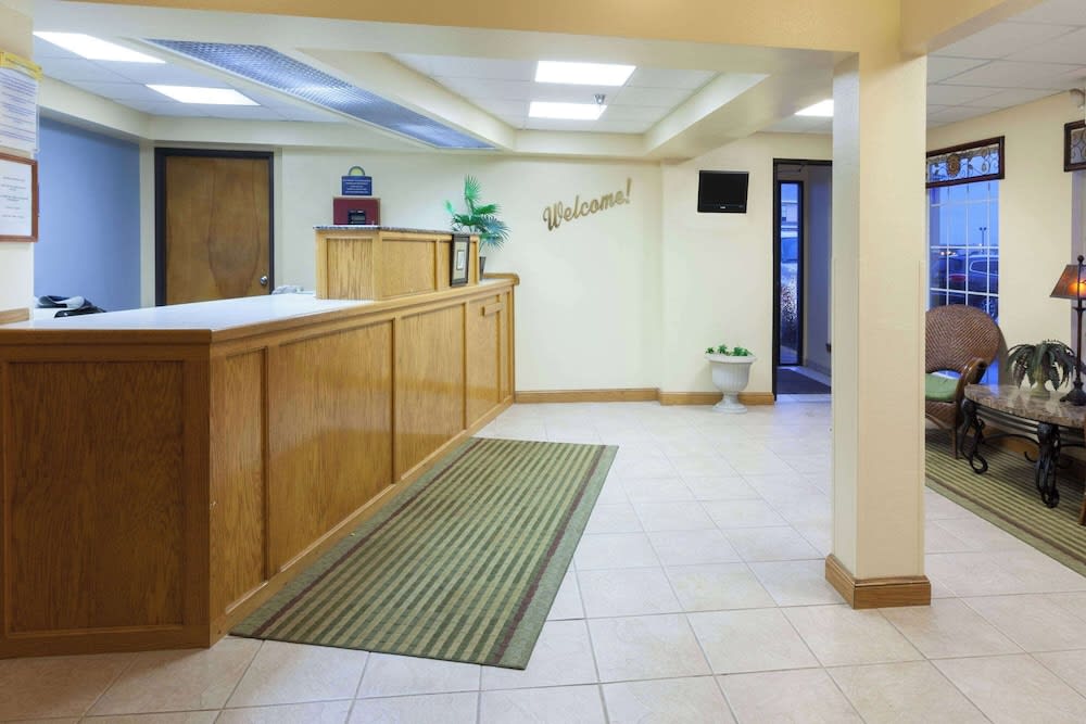 Days Inn by Wyndham Shawnee 2