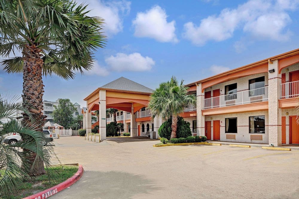 Super 8 by Wyndham Galveston 1