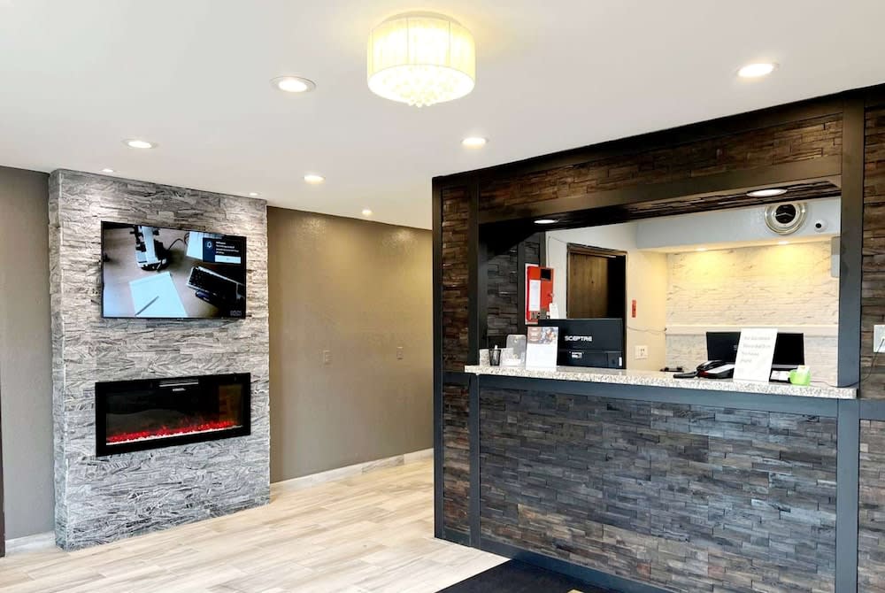 Super 8 by Wyndham Cedar Rapids 2
