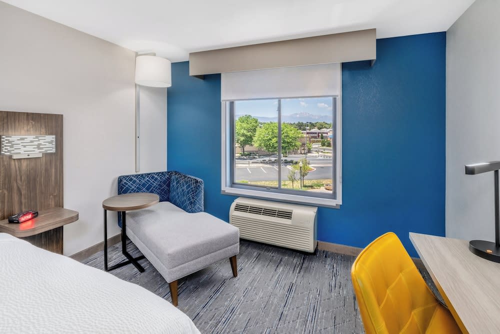 Holiday Inn Express & Suites Colorado Springs First & Main by IHG 3