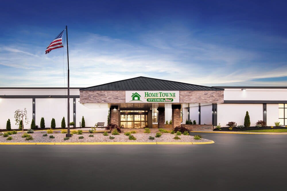 HomeTowne Studios by Red Roof & Conference Center Cortland 1