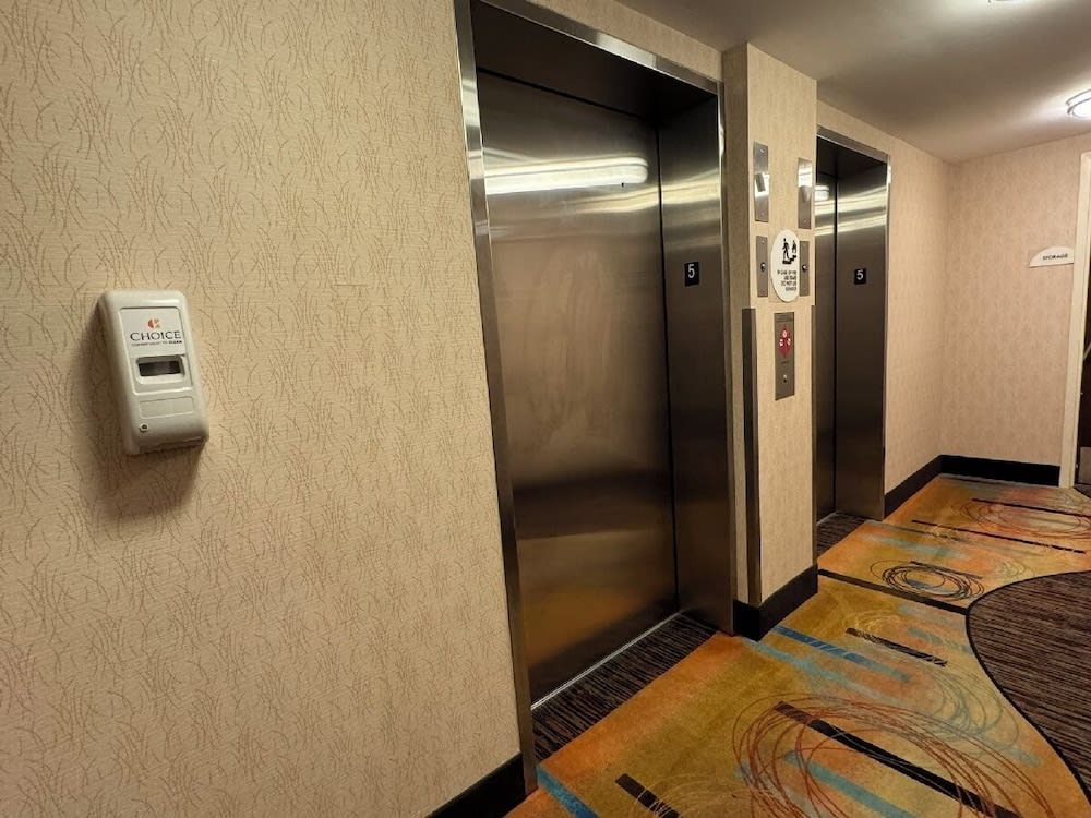 Comfort Inn & Suites 5