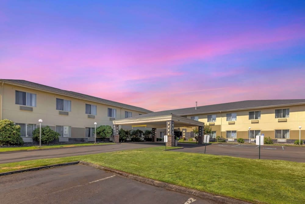 Comfort Suites Near Vancouver Mall 1