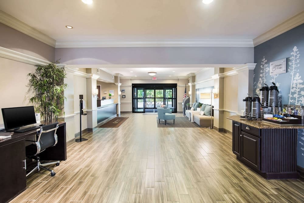 Sleep Inn & Suites Dunmore 2