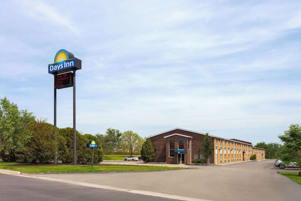 Days Inn by Wyndham Rockford I-90 Walking Distance to Casino 1