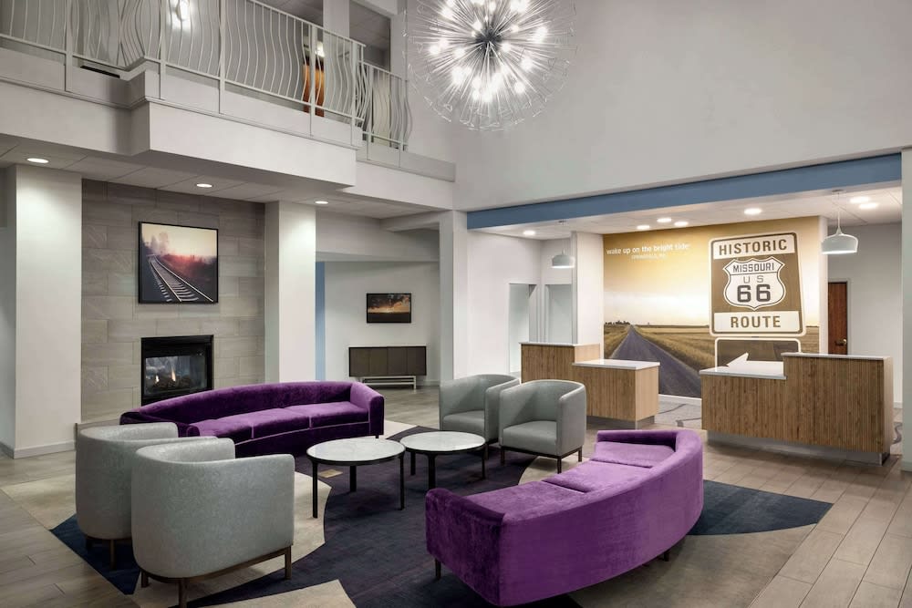 La Quinta Inn & Suites by Wyndham Springfield Airport/Rte 66 2