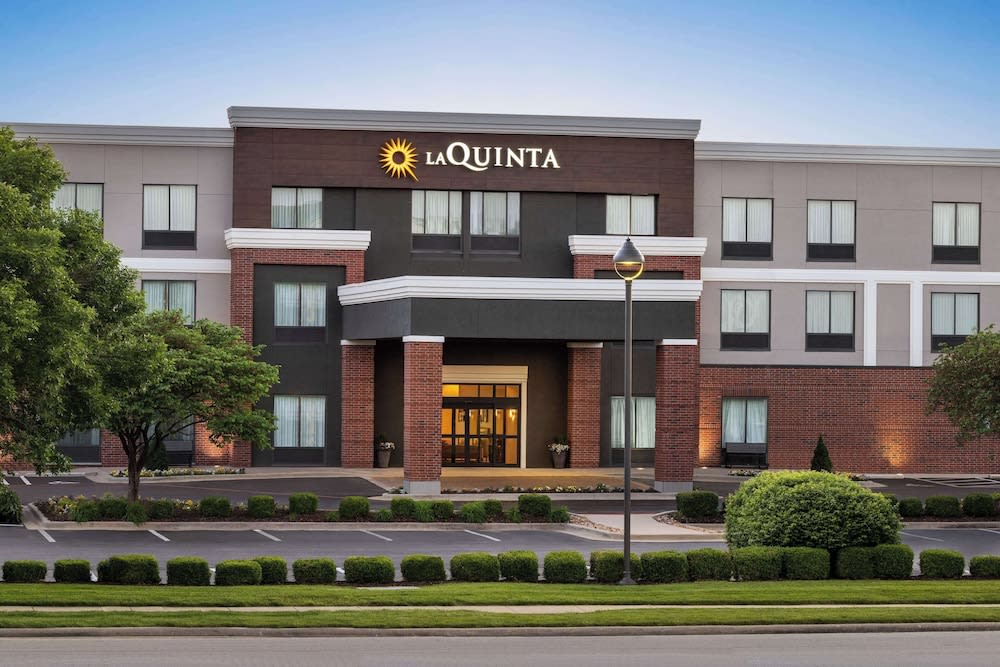 La Quinta Inn & Suites by Wyndham Springfield Airport/Rte 66 1