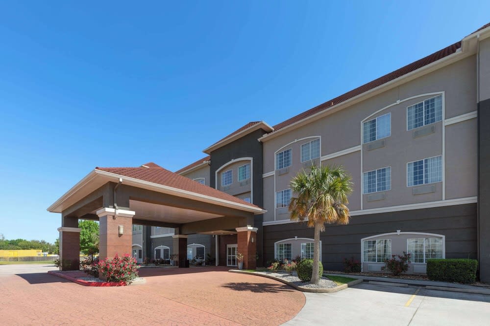 La Quinta by Wyndham Deer Park 1