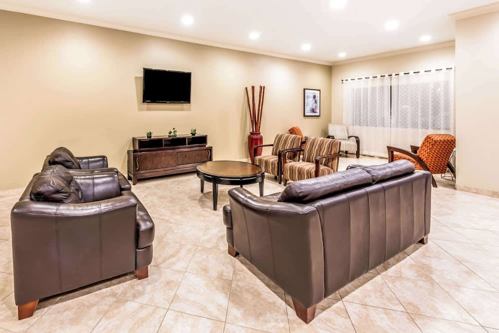 Ramada by Wyndham College Station 2