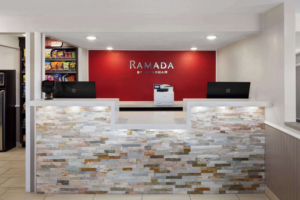 Ramada by Wyndham Medford Airport North 2
