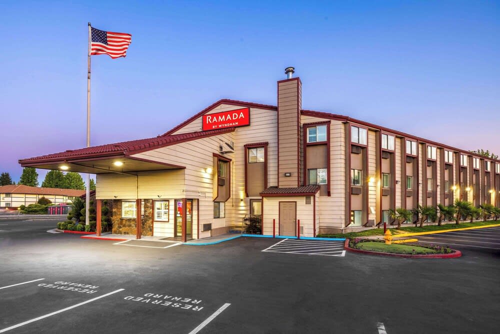 Ramada by Wyndham Medford Airport North 1