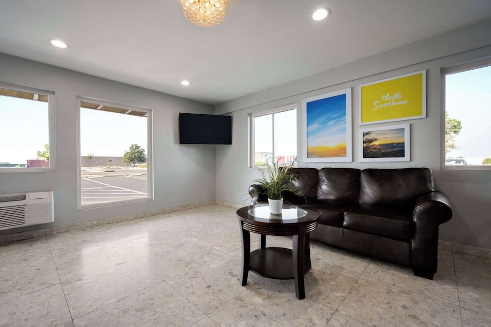 Days Inn by Wyndham Fresno South 2