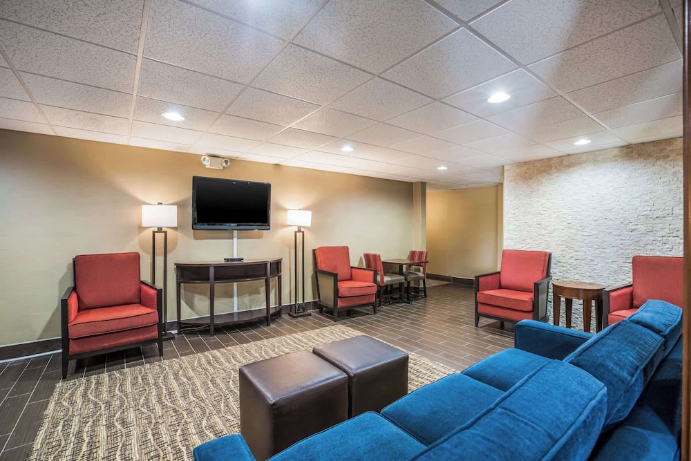 Comfort Inn & Suites Fairborn near Wright Patterson AFB 3