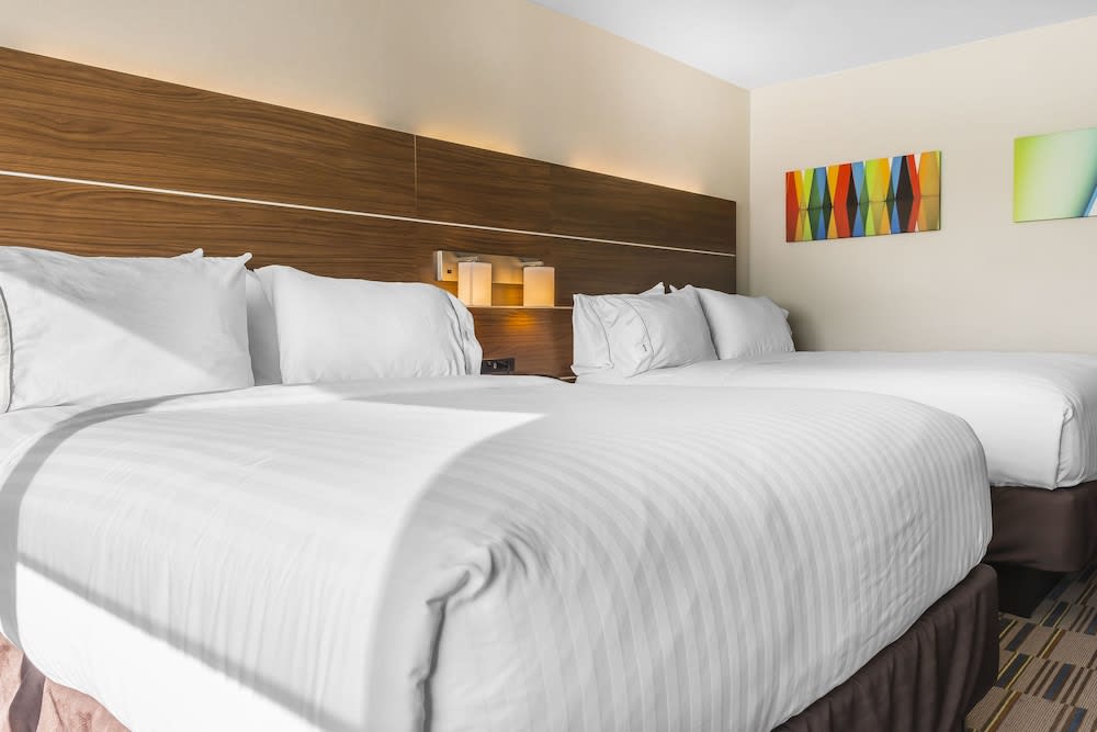 Holiday Inn Express & Suites Clarion by IHG 2