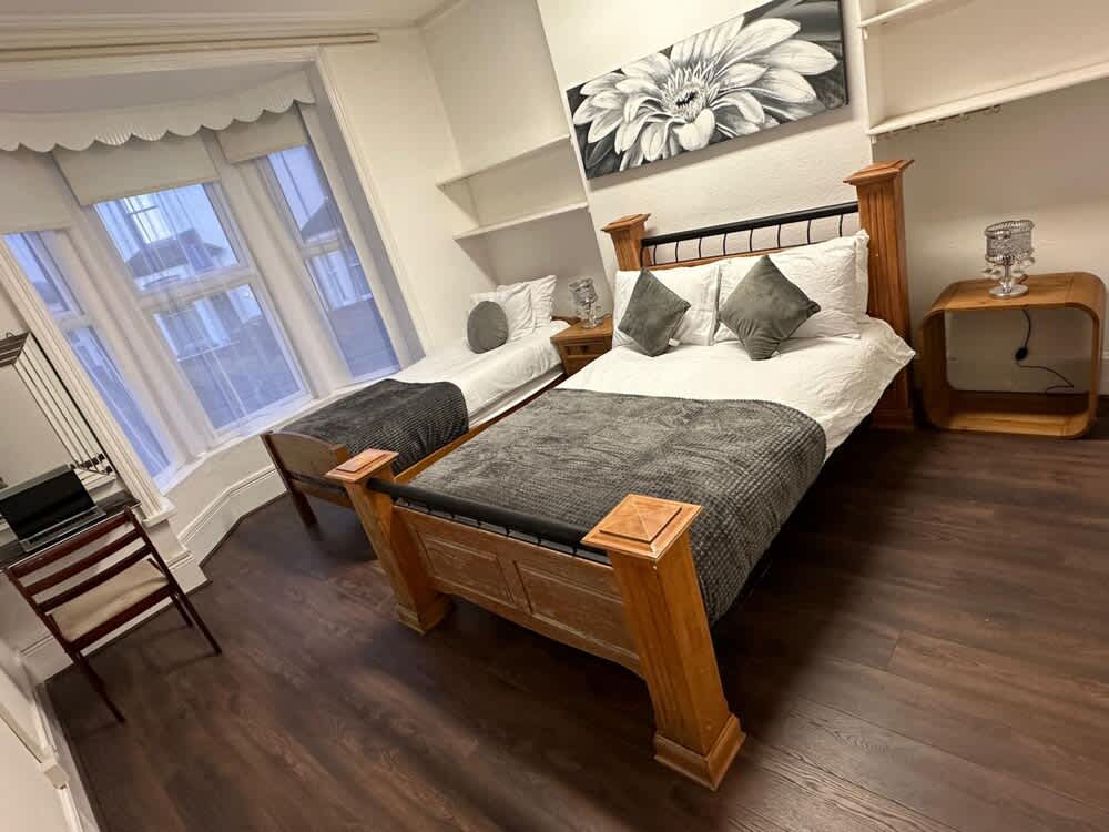 PRIVATE ROOMs In TOWN CENTRE FREE PARKING WIFI AND PATIO WITH AA STAY LTD 2
