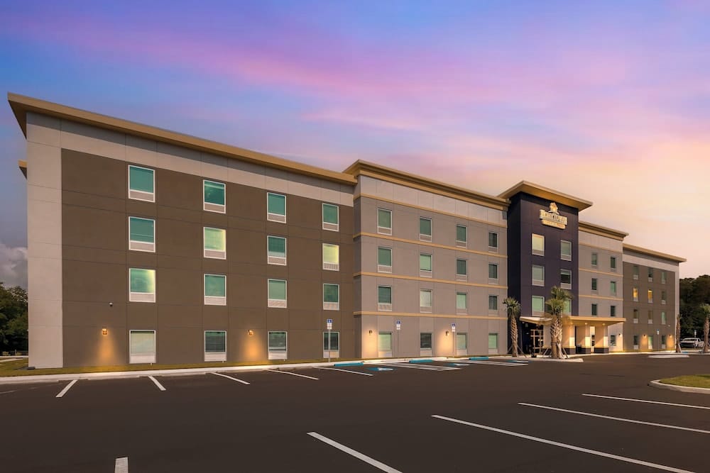 HomeTowne Studios by Red Roof Tampa - Airport 1