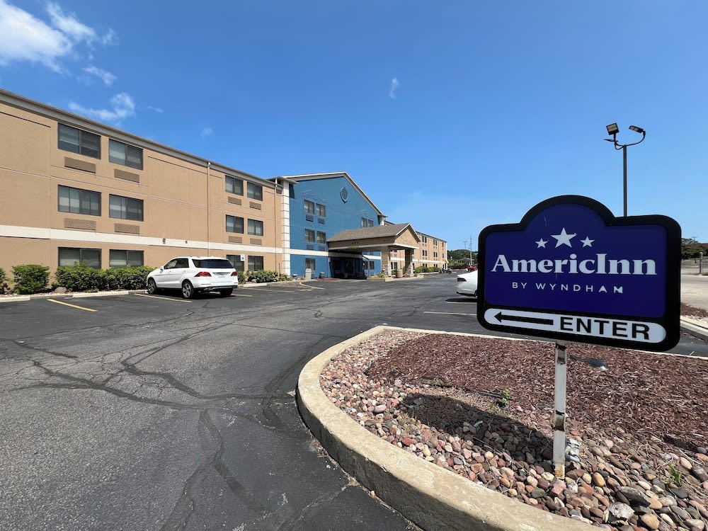 AmericInn by Wyndham Glendale Milwaukee 1