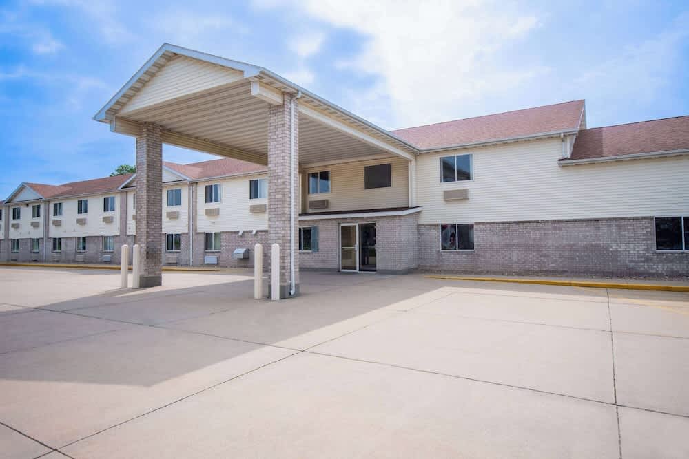 Days Inn by Wyndham Evansdale Waterloo 1