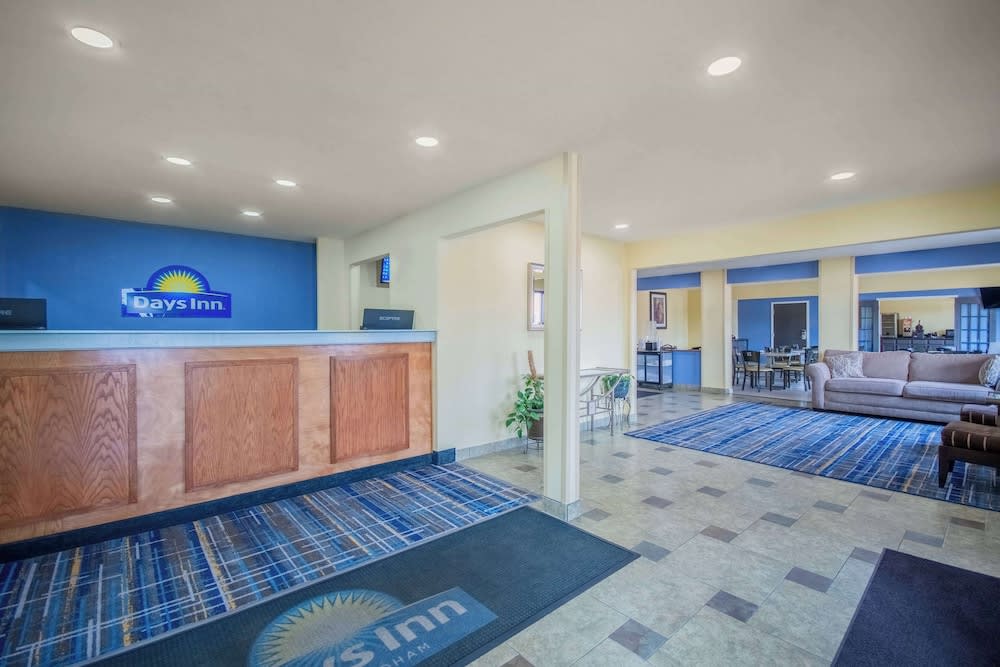Days Inn & Suites by Wyndham Waterloo 2