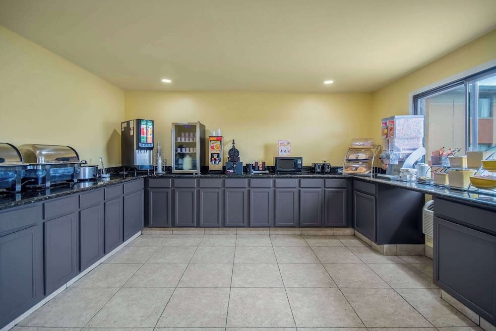 Days Inn & Suites by Wyndham Waterloo 1