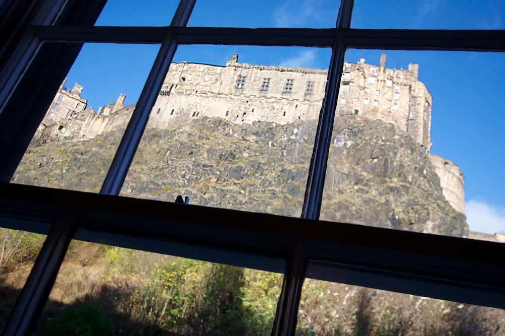 JOIVY Unique Old Town Stay under Edinburgh Castle 1