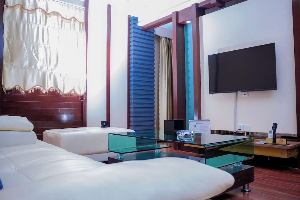 Best Western Plus Paramount Hotel 4