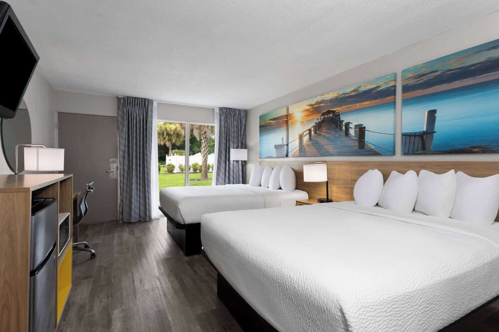 Days Inn by Wyndham Wildwood I-75 1