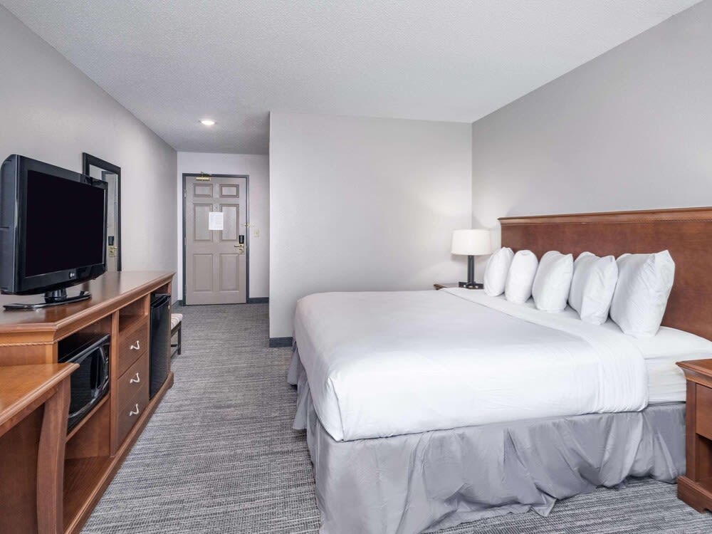 Country Inn & Suites by Radisson, Toledo, OH 4