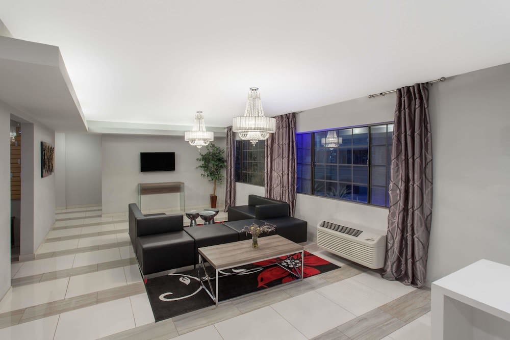 Ramada by Wyndham Culver City 2