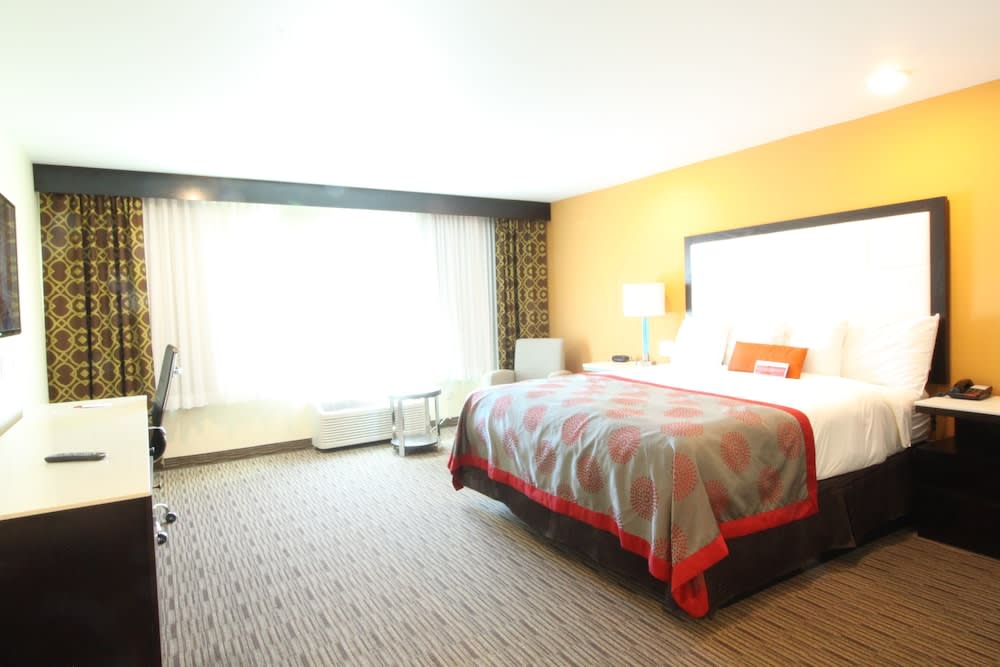 Ramada by Wyndham Culver City 4