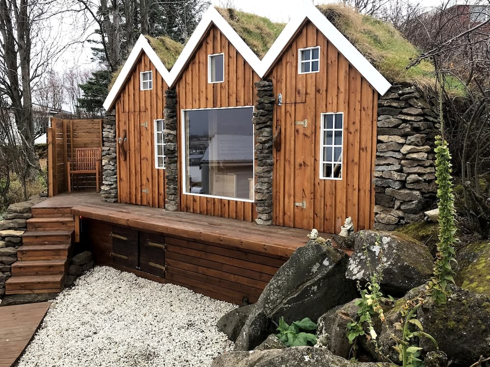 ICELAND SJF Villa, Hot tub & Outdoor Sauna Amazing Mountains and City View Over Reykjavík 1