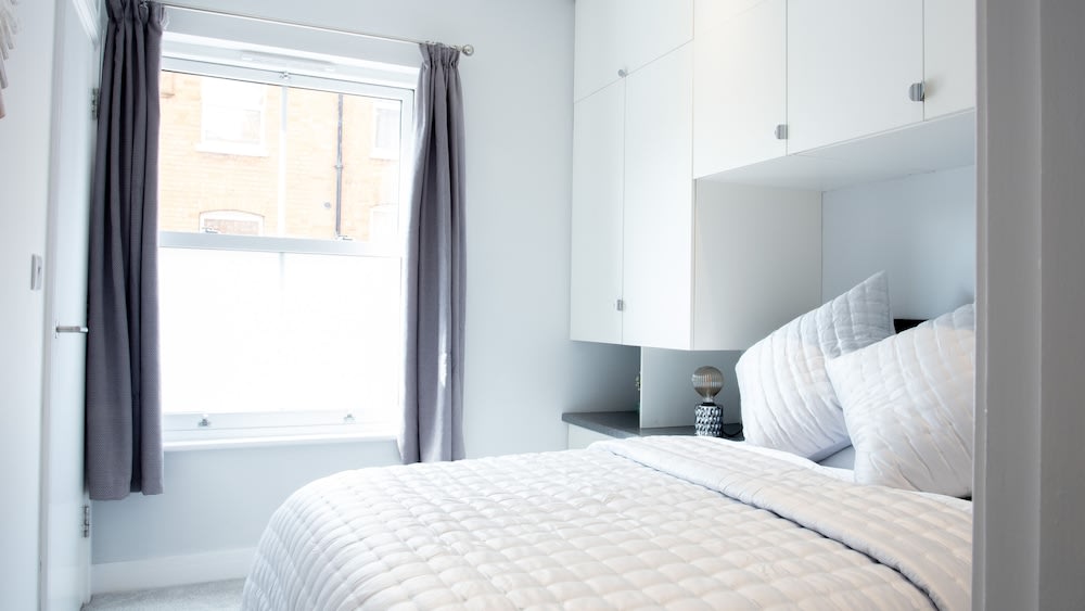 Speare's Den - 2BR Apartment, Heart of Town, Parking, Sleeps 4 2